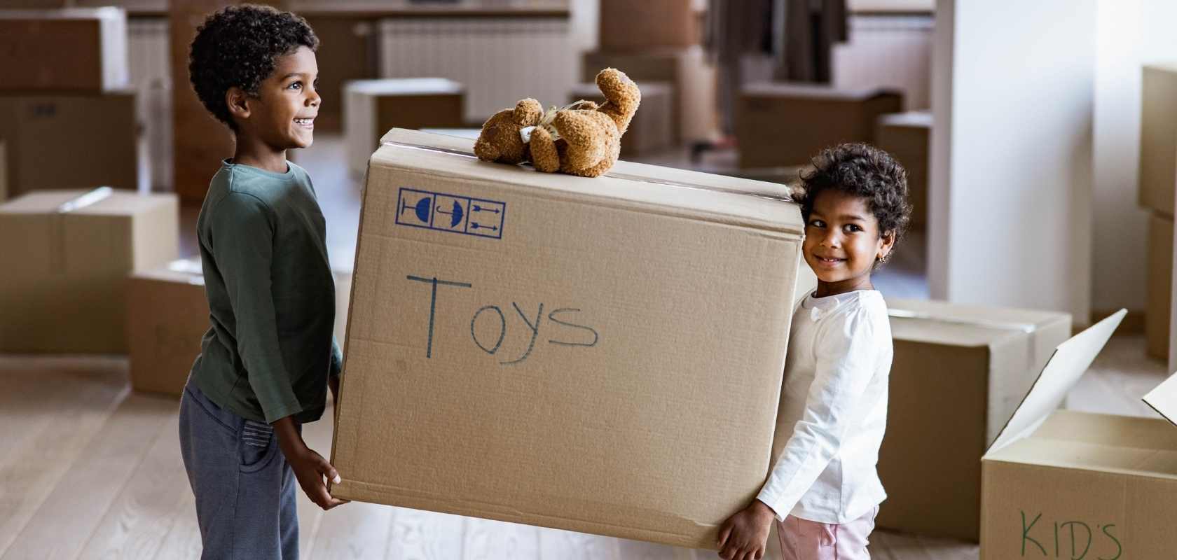 Housing support - picture with a toys box